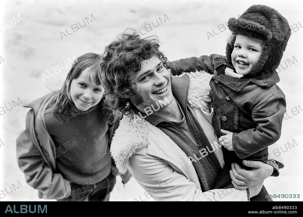 STOCKHOLM 1971-03-16.. Inspelning av NÄR ARNE LARMADE BRANDKÅREN. TV-film av Torbjörn Ehrnvall och Rolf Knutsson efter en berättelse av Gunnar Västberg.. Sänt första gången 1971-04-07.. Här ses bl.a. skådespelarna Torkel Knutsson (tv), som Arne, och Stig Engström (i mitten), som Lennart.. Foto: Bertil S-son Åberg / RiR / SVT / Kod: 5600. Reportage publ. i RiR 15/71 sid. 13-15, 55.. RiR 20105 sv/v neg. Leende.