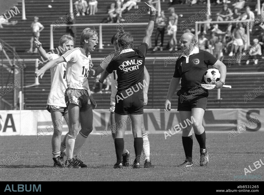 SOLNA 1983-06-19. Final i Svenska cupen i fotboll på Råsunda mellan Hammarby IF och IFK Göteborg. Hammarbys Ulf Eriksson är inte överens med domaren. IFK vann matchen med 1-0 och blev cupmästare.. Foto: Åke Malmström / DN / TT / Kod: 37. **SvD OUT**.