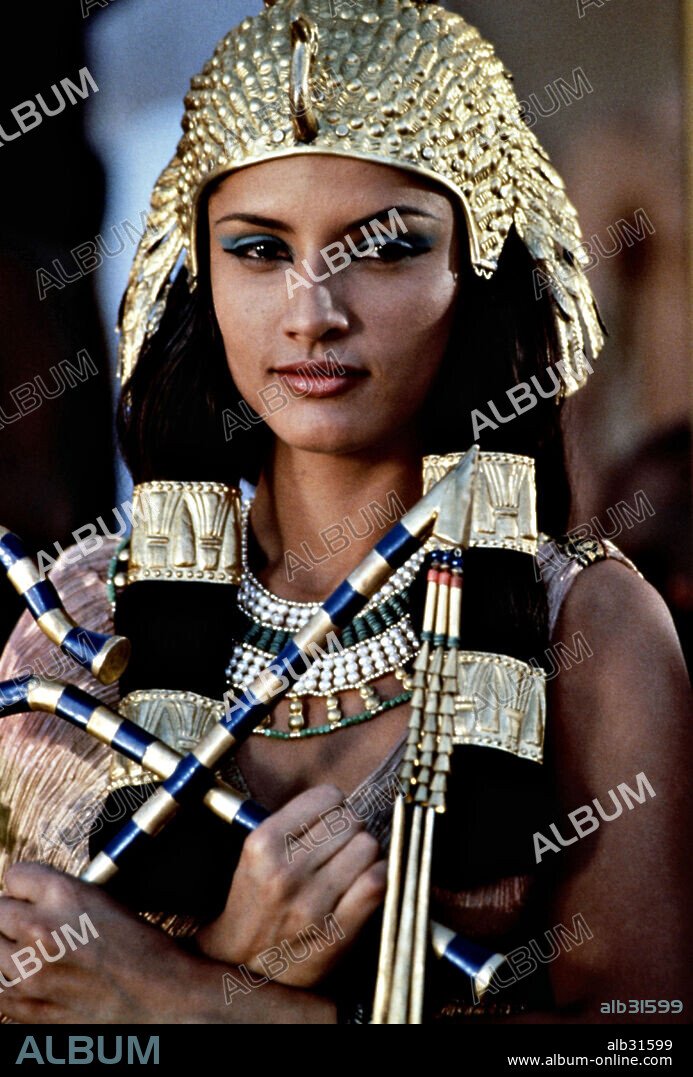 LEONOR VARELA in CLEOPATRA-TV, 1999. Copyright BABELSBERG INTERNATIONAL FILM PRODUKTION/HALLMARK ENTERTAIN. / UPTON, OLIVER.