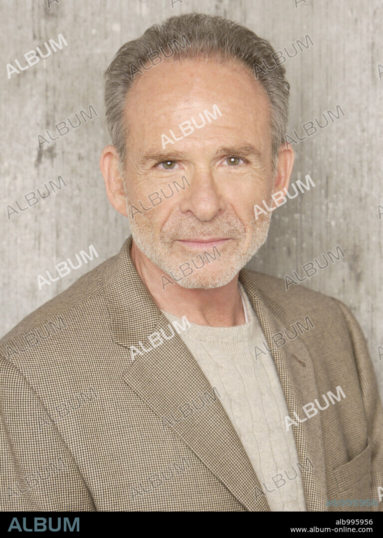 RON RIFKIN in BROTHERS & SISTERS, 2006, directed by KEN OLIN. Copyright TOUCHSTONE TELEVISION / D'AMICO, BOB.