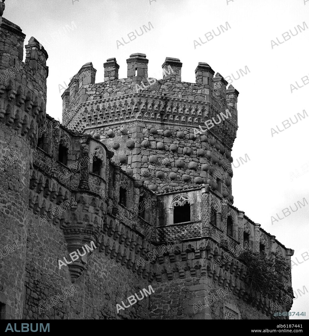 JUAN GUAS. TORRE DEL HOMENAJE DEL CASTILLO DE MANZANARES EL REAL - SIGLO XV - FOTOGRAFIA EN BLANCO Y NEGRO - AÑOS 60.