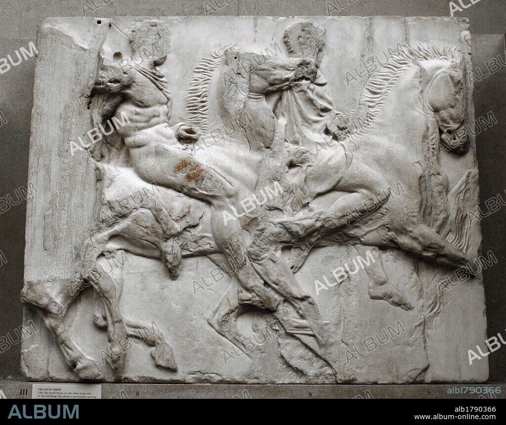 ARTE GRIEGO. GRECIA. PARTENON (447-438 a. C). Templo dórico de mármol pentélico, construido bajo la dirección de los arquitectos ICTINO y CALICRATES, y ornado con esculturas de Fidias. Detalle de la decoración del FRISO SUR con la representación de JINETES. Museo Británico. Londres. Inglaterra. Reino Unido.