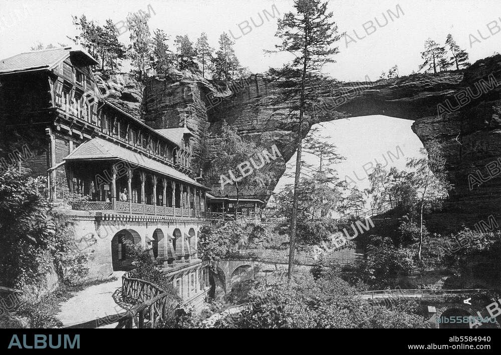 Prebischtor bei Hrensko (Herrnskretschen) in der Böhmischen Schweiz. (Naturbrücke in einer Quardersandsteinfelswand am rechten Elbufer). "Prebischthor mit Hotel". Photographie, 1897 (Römmler & Jonas, Dresden).