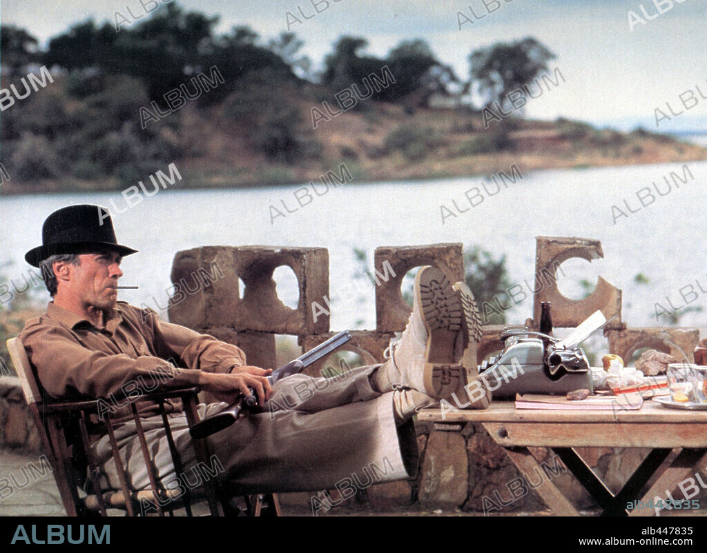 CLINT EASTWOOD en CAZADOR BLANCO, CORAZÓN NEGRO, 1990 (WHITE HUNTER, BLACK HEART), dirigida por CLINT EASTWOOD. Copyright WARNER BROTHERS.
