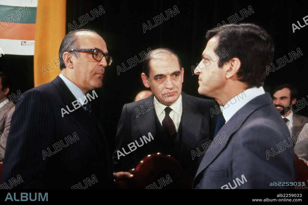 ADOLFO SUAREZ. POLITICO ESPAÑOL.CEBREROS 1932-. PRESIDENTE DEL GOBIERNO DE ESPAÑA EN LOS AÑOS 1976-1981. LEOPOLDO CALVO SOTELO. POLITICO ESPAÑOL.MADRID 1926 - 2008. PRESIDENTE DEL GOBIERNO ESPAÑOL DE FEBRERO DE 1981 A DICIEMBRE DE 1982. FOTO DE AMBOS JUNTO A ANTONIO FONTAN EN EL AÑO 1980.