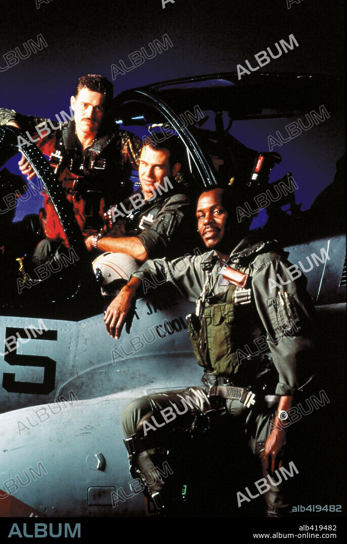 BRAD JOHNSON, DANNY GLOVER y WILLEM DAFOE en EL VUELO DEL INTRUDER, 1991 (FLIGHT OF THE INTRUDER), dirigida por JOHN MILIUS. Copyright PARAMOUNT PICTURES / McBROOM, BRUCE.