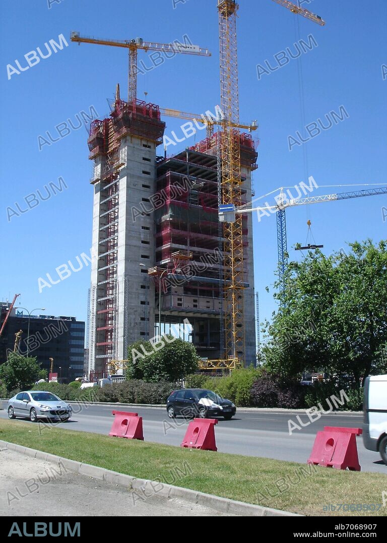 NORMAN FOSTER. CONSTRUCCION DE LA TORRE CAJA MADRID CONOCIDA COMO TORRE REPSOL UNA DE LAS CUATRO TORRES DE LA ANTIGUA CIUDAD DEPORTIVA - 2006.