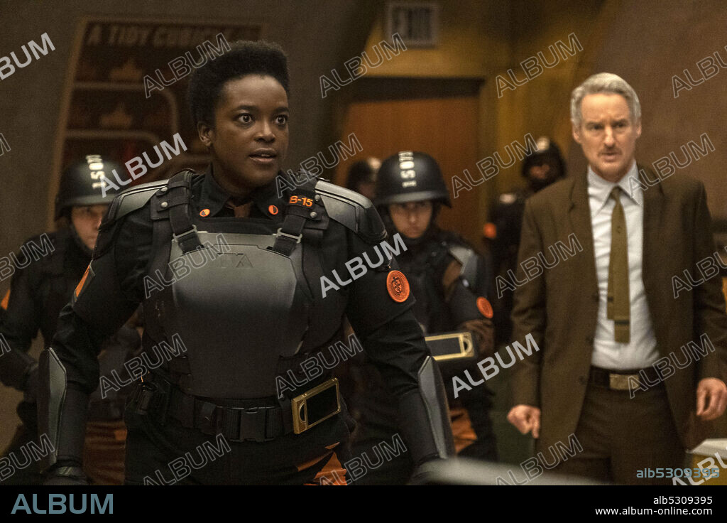OWEN WILSON et WUNMI MOSAKU dans LOKI, 2021, réalisé par KATE HERRON. Copyright MARVEL STUDIOS.