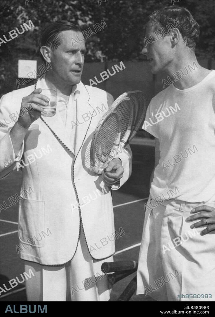 Orig. bildtext... DAVIS CUP I BÅSTAD. Sverige-Tyskland 2 - 0 Lennart Bergelin och Gottfried von Cramm går ut efter matchen som Bergelin vann. Anm. G von Cramm, 1909-1976, tysk tennisspelare L Bergelin, 1925- , svensk tennisspelare och tränare Tennisracket Samtal persons: LENNART BERGELIN;GOTTFRIED VON CRAMM sites: TYSKLAND*;BÅSTAD;SVERIGE.