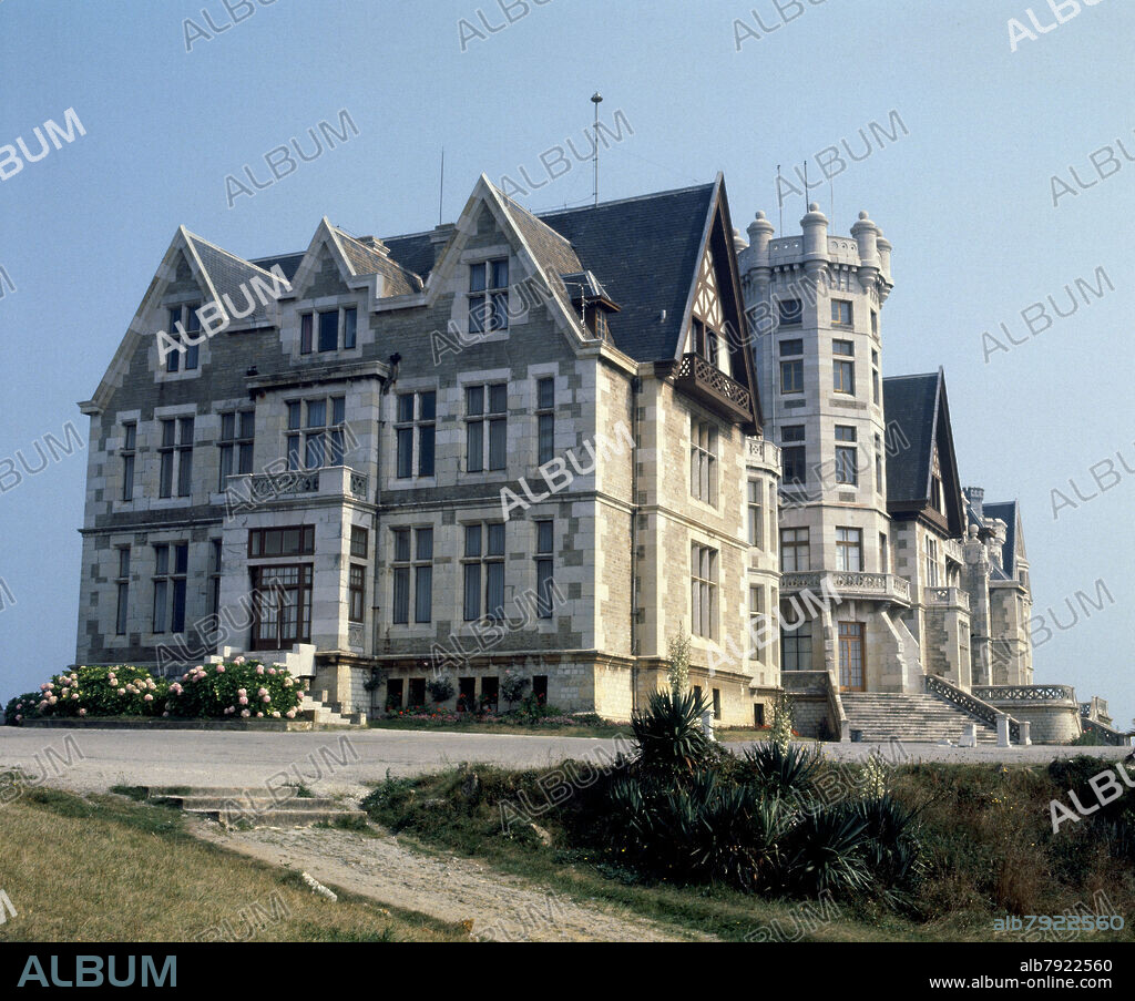JAVIER GONZALEZ DE RIANCHO / GONZALO BRINGAS VEGA. PALACIO REAL REALIZADO ENTRE 1908 Y 1911 - SEDE DE LA UNIVERSIDAD INTERNACIONAL MENENDEZ PELAYO - FOTO AÑOS 70.