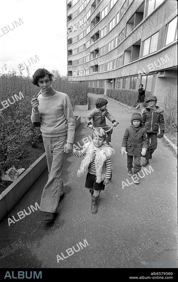 STOCKHOLM 19740421 - Journalisten Peter Bratt på promenad med ett av sina barn. Peter Bratt och Jan Guillou avslöjade förra året, i tidningen Folket i Bild/Kulturfront, den hemliga underrättelsetjänsten Infomationsbyrån, IB. Avslöjandet kom att kallas IB-affären. Bilden tagen samma dag som Bratt släpptes ur fängelset där han avtjänat ett kortare straff för spioneri.. Foto: Sven Erik Sjöberg / DN / SCANPIX / kod 53.