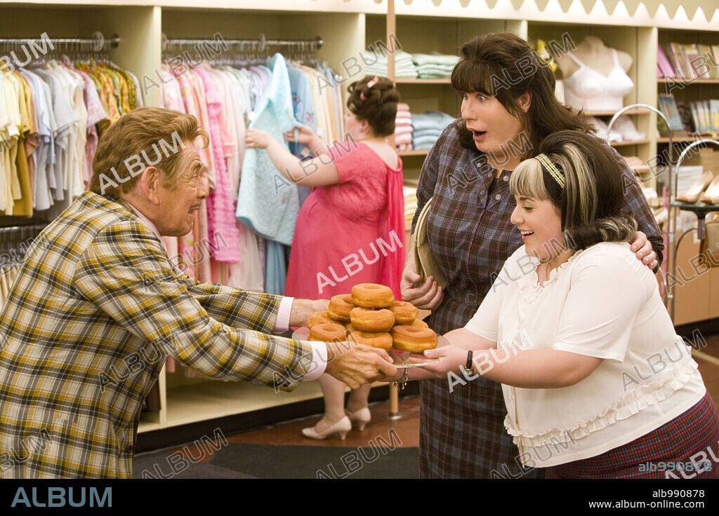 NICOLE BLONSKY, JERRY STILLER y TRAVOLTA JOHN. JERRY STILLER, JOHN TRAVOLTA y NICOLE BLONSKY en HAIRSPRAY, 2007, dirigida por ADAM SHANKMAN. Copyright GABRIEL SIMON PRODUCTION SERVICES/STORYLINE ENTERTAINMENT/ / JAMES, DAVID.
