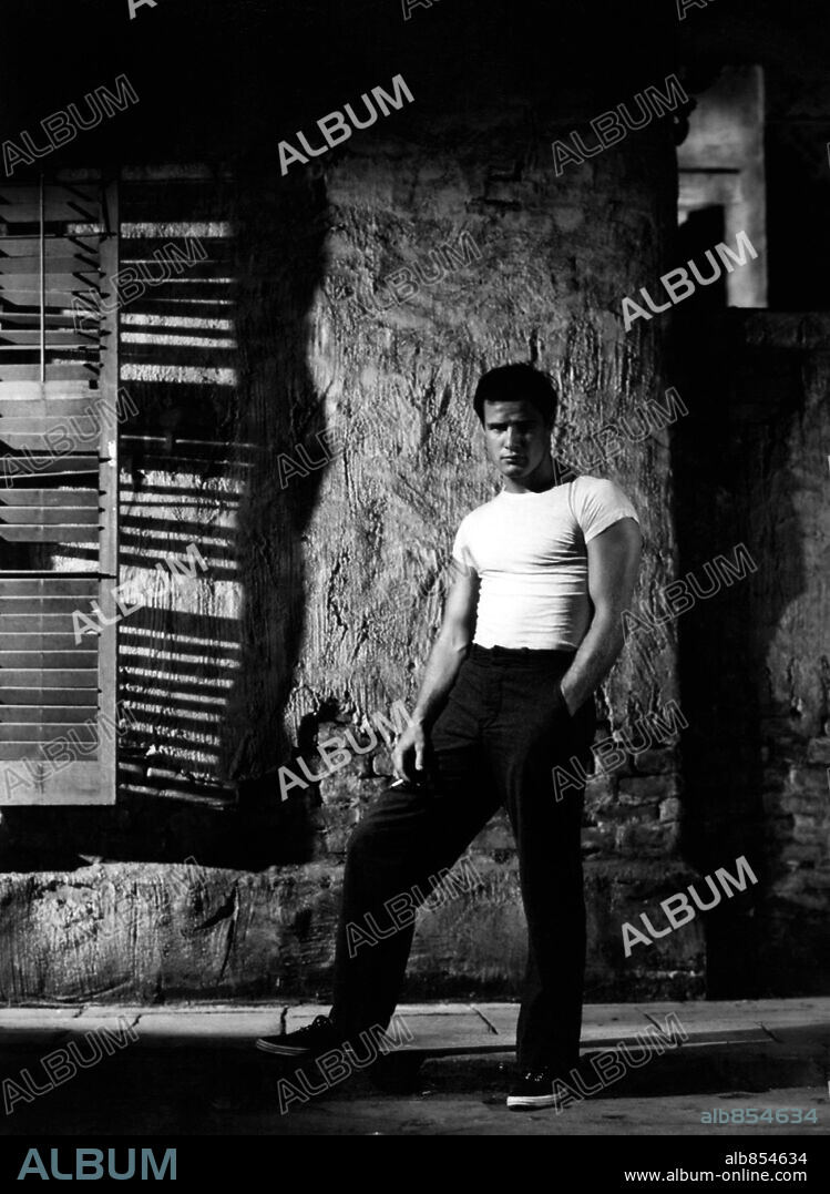 MARLON BRANDO en UN TRANVÍA LLAMADO DESEO, 1951 (A STREETCAR NAMED DESIRE), dirigida por ELIA KAZAN. Copyright WARNER BROTHERS.
