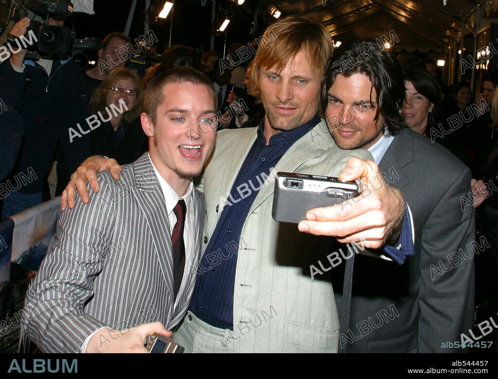Dec 15, 2002; Hollywood, CA, USA; Actors ELIJAH WOOD, VIGGO MORTENSEN & KARL URBAN @ the 'The Lord of the Rings: The Two Towers' premiere held at the Cineramadome Theater. Mandatory Credit: Photo by Robert Millard / ZUMA Press. (©) Copyright 2002 by Robert Millard. 15/12/2002
