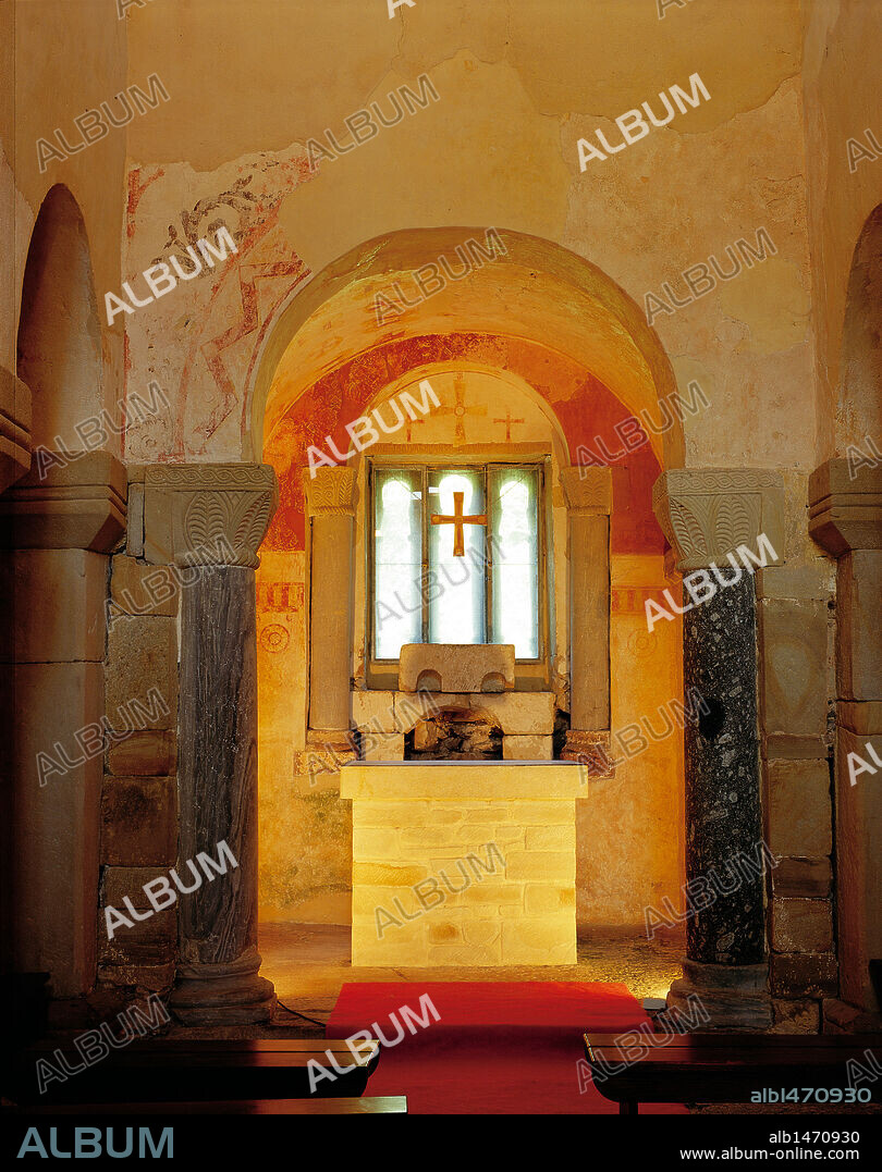 ARTE PRERROMANICO. ESPAÑA. IGLESIA DE SAN SALVADOR. Construida por Alfonso III el Magno, rey de Asturias (866-910) y consagrada en el año 893. Estructura de planta basilical de tres naves y tres ábsides. Periodo postramirense. Vista del interior. VALDEDIOS. Asturias.