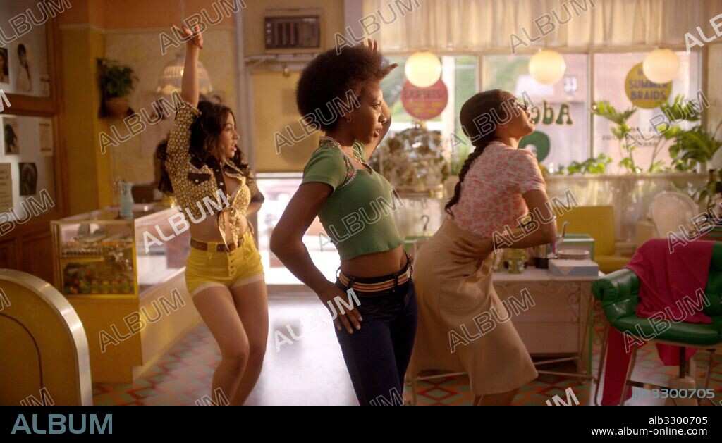 HERIZEN F. GUARDIOLA, SHYRLEY RODRIGUEZ and STEFANEE MARTIN in THE GET DOWN, 2016, directed by BAZ LUHRMANN. Copyright BARZMARK FILMS/SONY PICTURES TELEVISION.