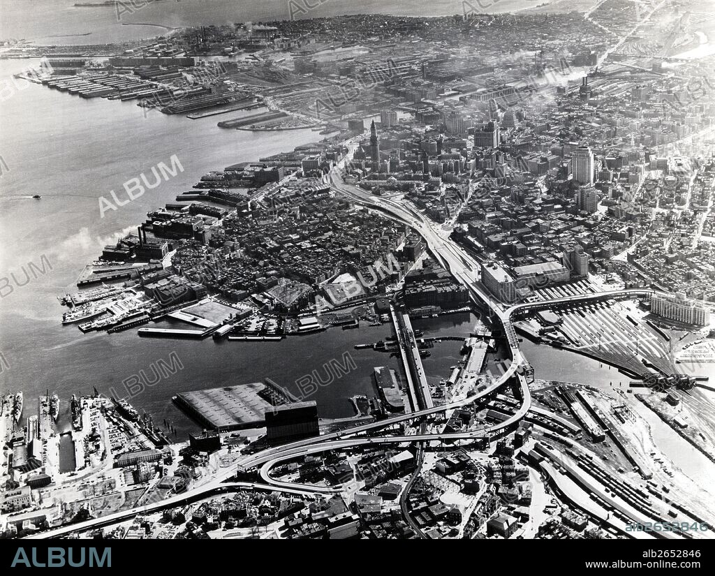 Estados Unidos de América. Boston. Vista aérea con la autopista dividiendo la ciudad. Años 1950.