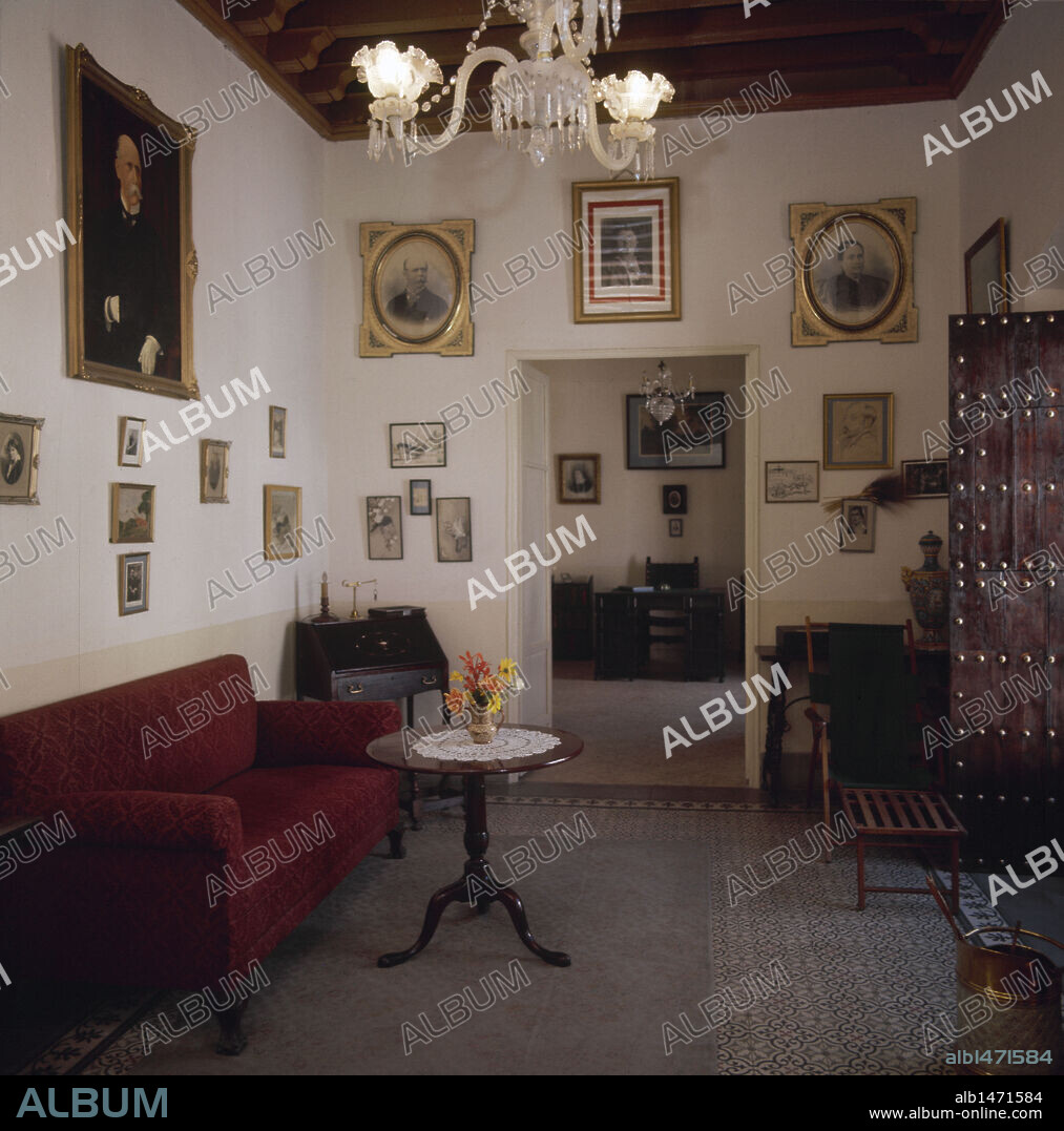 JIMENEZ, Juan Ramón (Moguer, 1881-San Juan de Puerto Rico,1958). Poeta español. Autor de "Arias tristes" (1903), "Jardines lejanos" (1904), "Elegías" (1908-10), y la célebre novela "Platero y yo" (1914). Premio Nobel de Literatura en 1956. Vista del interior de su CASA NATAL en la calle de la Ribera. MOGUER. Provincia Huelva. Andalucía. España.