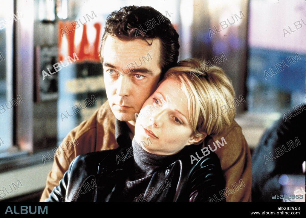 GWYNETH PALTROW and JOHN HANNAH in SLIDING DOORS, 1998, directed by PETER HOWITT. Copyright PARAMOUNT PICTURES.