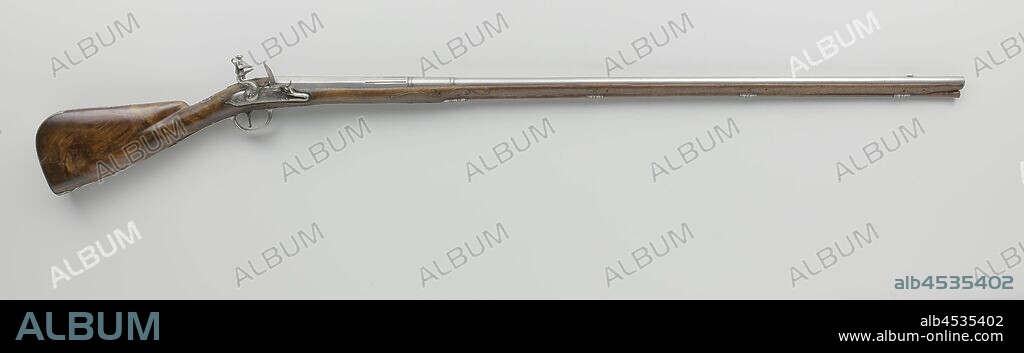 Flint hunting rifle, The lock plate is simply embossed with tendrils and has a signature. The barrel has an iron visor grain. The burr walnut flask is simply cut and branded with two fish above a stamped 4 behind the trigger guard. The iron fittings consist of four loading rod tubes, a screw plate in the form of a sea hose, ajour-worked, crowned thumb plate framed by tendrils and a toe plate at the bottom of the handle with entangled tendrils ending in a triple blade., Jan Krans, Maastricht, c. 1690, iron (metal), striking (metalworking), l 158.4 cm h 23 cm × d 7 cm × w 3.8 kg l 118.5 cm d 17 mm.