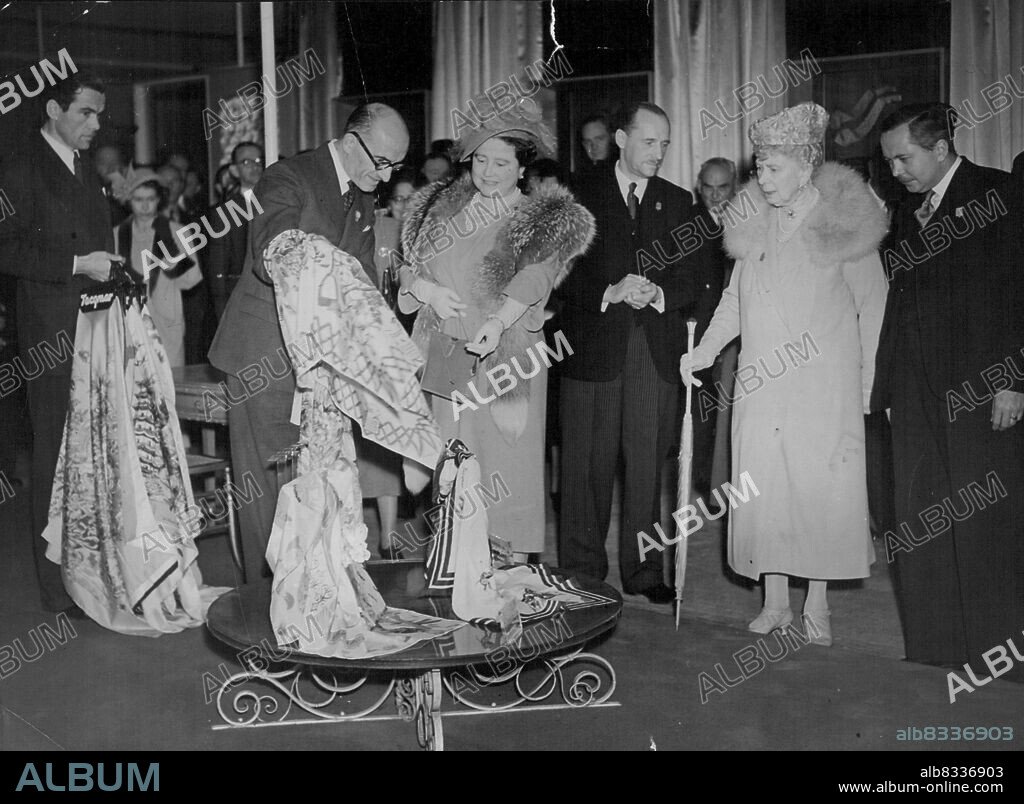 Royalty-Gread Britain - Queen Mary - 1949. ***** Queen, accompanied ***** Queen Mary and the Duke and Duchess ***** photographed here choosing Jacqmar scarves at the 1949 British Industries Fair at Earls Court. July 06, 1949. (Photo by The Evening News).