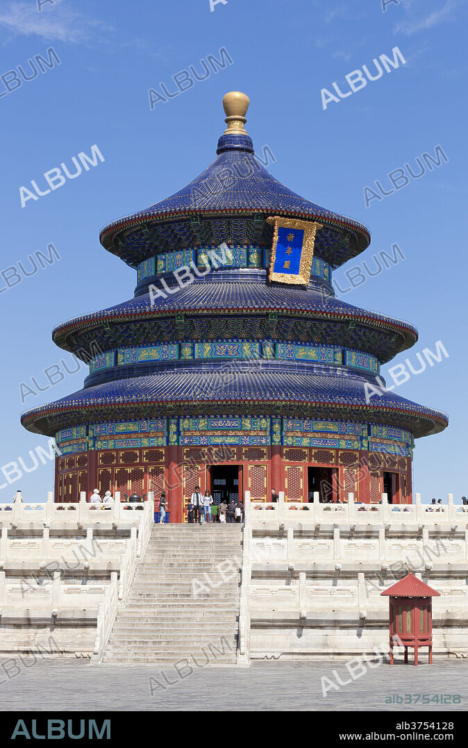Tian Tan complex, crowds outside the Temple of Heaven (Qinian Dian temple), UNESCO World Heritage Site, Beijing, China, Asia.