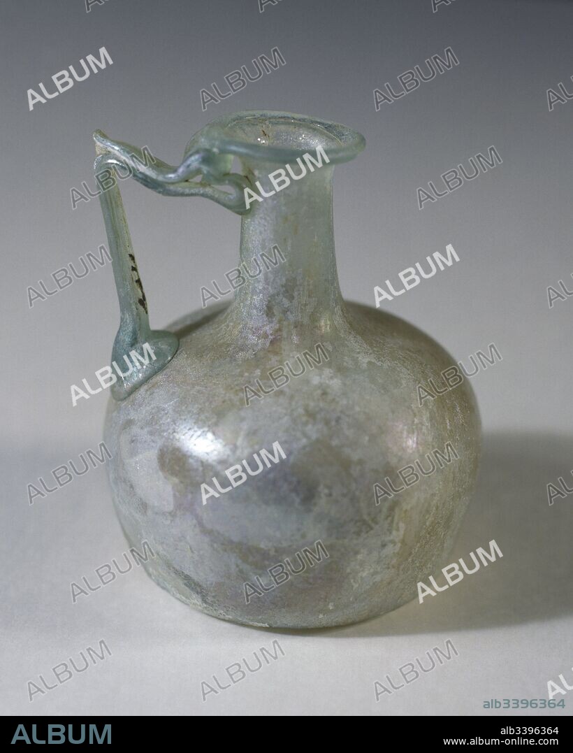 Vasija romana de vidrio. Datada en el siglo I d. C. aproximadamente. Museo Nacional de Arte Romano. Mérida. Provincia de Badajoz. Extremadura. España.