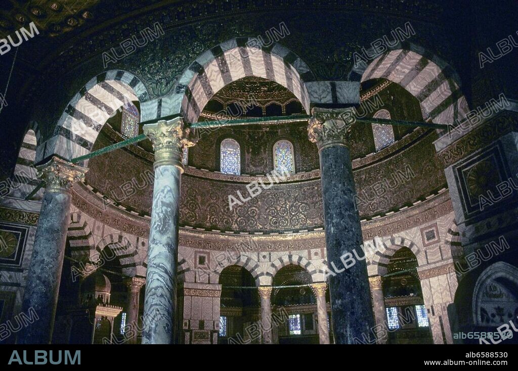 Jerusalem / Jeruschalajim (Israel), Tempelberg / Haram esh-Sharif, Felsendom / Qubbet es-Sakhra (eines der drei Hauptheiligtümer des Islam; Ort der Opferung Isaaks durch Abraham und Ausgangspunkt der Himmelsreise des Propheten Mohammaed; erbaut 88-91 unter dem Omaijadenkalifen Abd al-Malik; Kuppel 1318; Fliesenverkleidung unter...