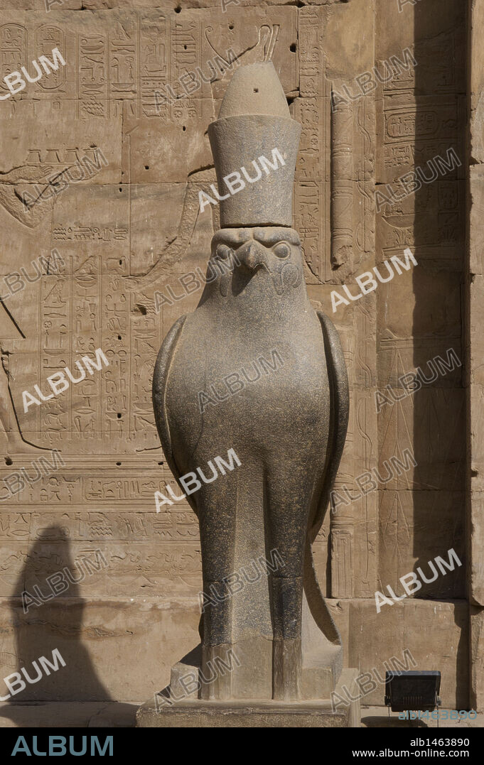 ARTE EGIPCIO. TEMPLO DE HORUS. Representación escultórica de la divinidad egipcia HORUS, CON DOBLE CORONA A LA ENTRADA DEL PRONAOS. EDFU. Egipto. Norte de Africa.