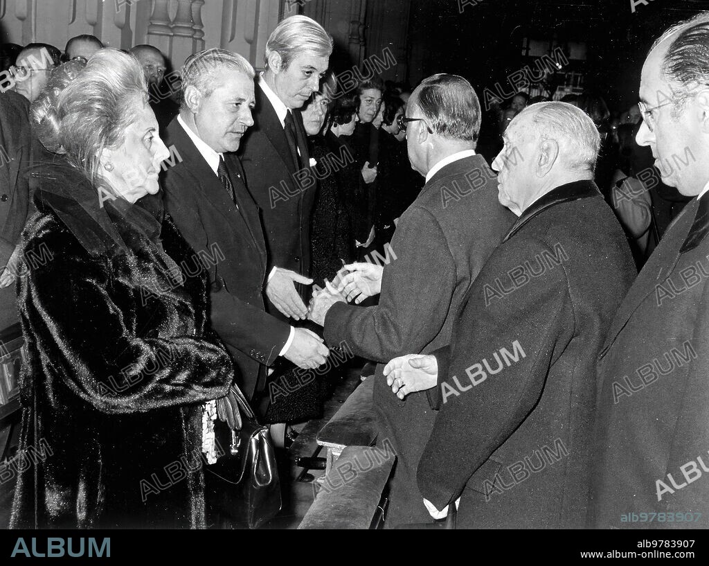 12 enero 1975. Muerte de Juan Ignacio Luca de Tena - el vicepresidente primero del Gobierno, José García Hernández, Da el pésame A los Familiares de Juan Ignacio Luca de tena.