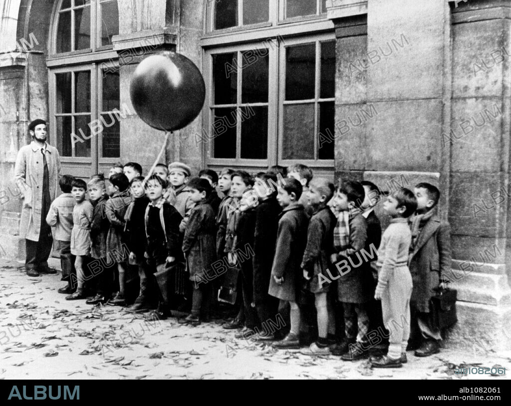 PASCAL LAMORISSE dans LE BALLON ROUGE, 1956, réalisé par ALBERT LAMORISSE. Copyright FILMS MONTSOURIS.