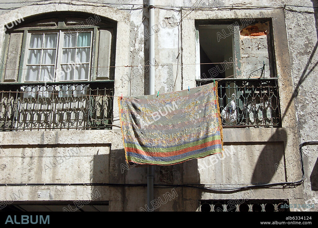 The picture shows the cladding of a house in Lisbon, Portugal, July 2006. Photo: Uwe Gerig. 01/07/2006