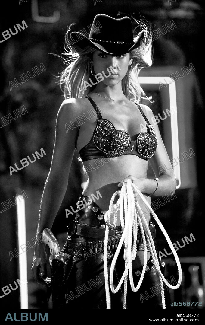 JESSICA ALBA en SIN CITY: CIUDAD DEL PECADO, 2005 (SIN CITY), dirigida por FRANK MILLER y ROBERT RODRIGUEZ. Copyright DIMENSION FILMS / TORRES, RICO.