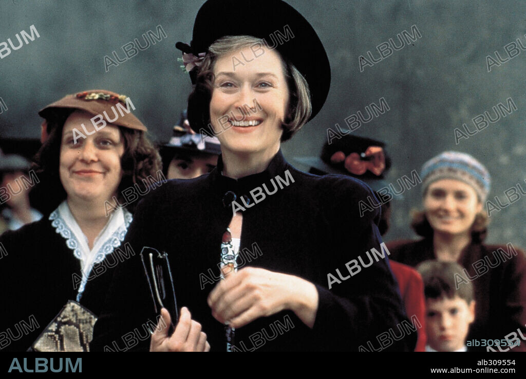 KATHY BURKE y MERYL STREEP en EL BAILE DE AGOSTO, 1998 (DANCING AT LUGHNASA), dirigida por PAT O'CONNOR. Copyright SONY PICTURES CLASSICS.