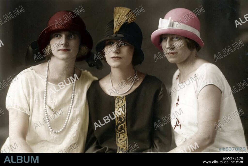 Three women with fashionble hats, historical photo, circa 1910