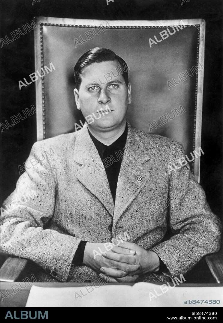 Orig. bildtext... REICHSJUGENDFÜHRER BALDUR VON SCHIRACH 1.12.36 Anm. B von Shirach, 1907-1974, tysk politiker, nazist, ledare för Hitler-jugend 1931-1940. Symboler Hakkors Pins Knäppta händer Fingrar CD571 persons: BALDUR VON SCHIRACH sites: TYSKLAND.