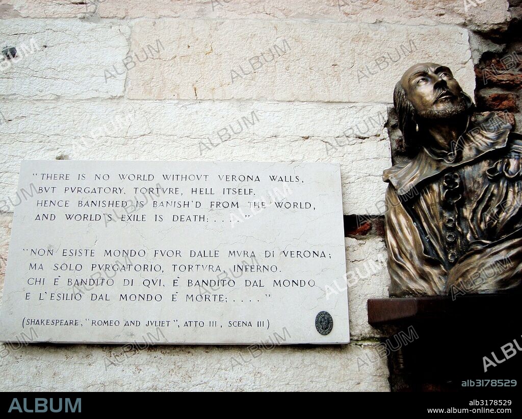 Placa con un fragmento de Rumeo y Julieta y estatua de Shakespeare en Verona, Italia.