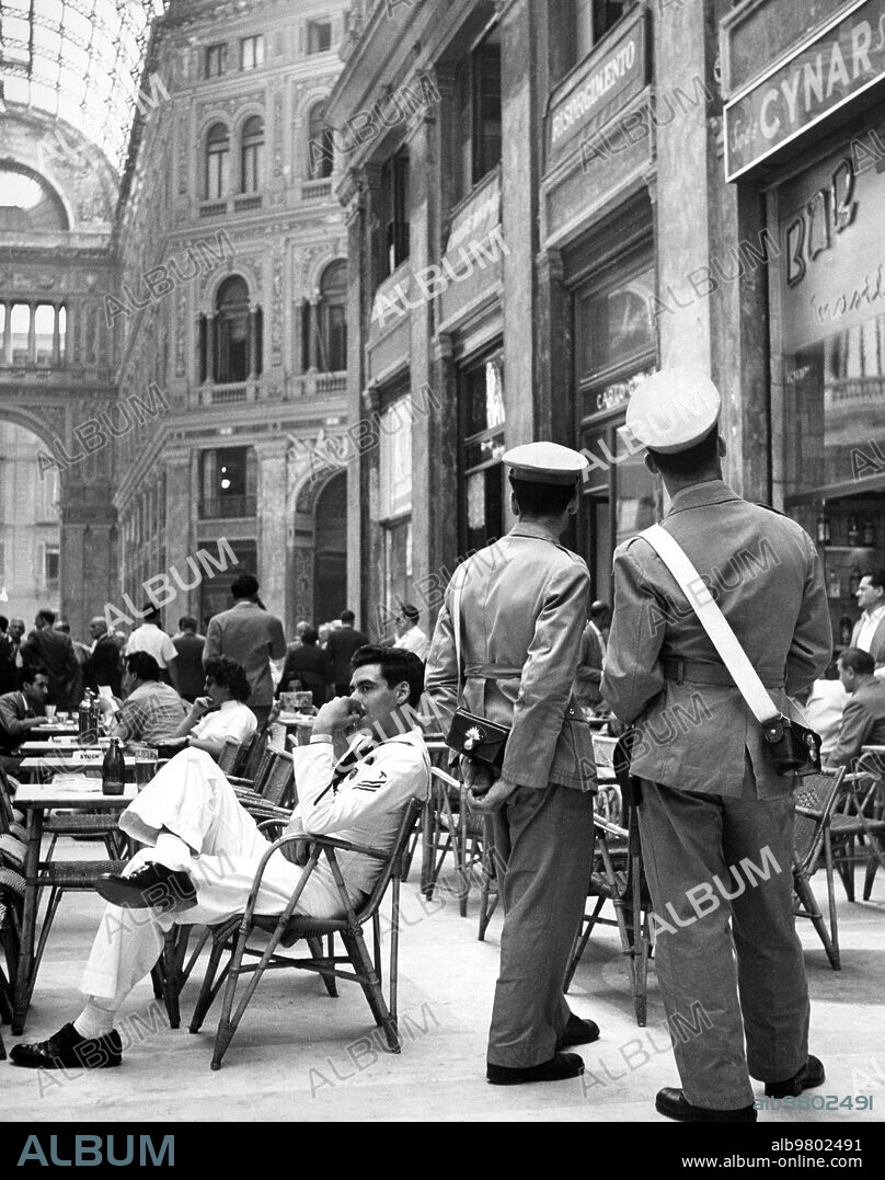 Carabinieri in the gallery San Carlo in Naples, 1960.