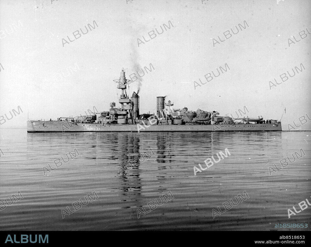 Karlskrona 1958-11-06. Pansarskeppet HMS Drottning Victoria dras iväg för att slutligen skrotas av bogseraren Grandgrogg. Foto: SvD / TT / kod 12014.