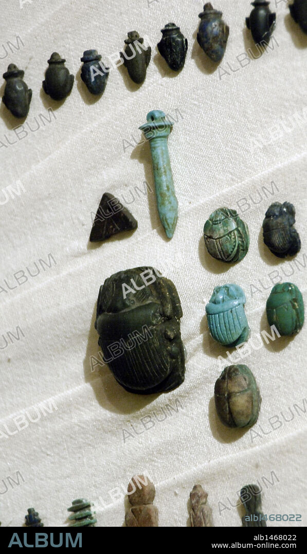 ARTE EGIPCIO. GRUPO DE AMULETOS de cerámica. En las tumbas, eran colocados por el suelo o sobre la momia para protegerla. Museo de Bellas Artes. Budapest. Hungría.