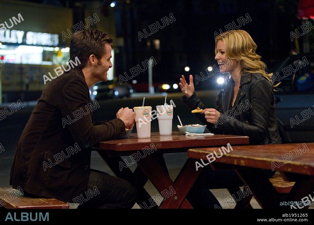 CHRIS PINE y ELIZABETH BANKS en ASI SOMOS, 2012 (PEOPLE LIKE US), dirigida por ALEX KURTZMAN. Copyright DREAMWORKS SKG.
