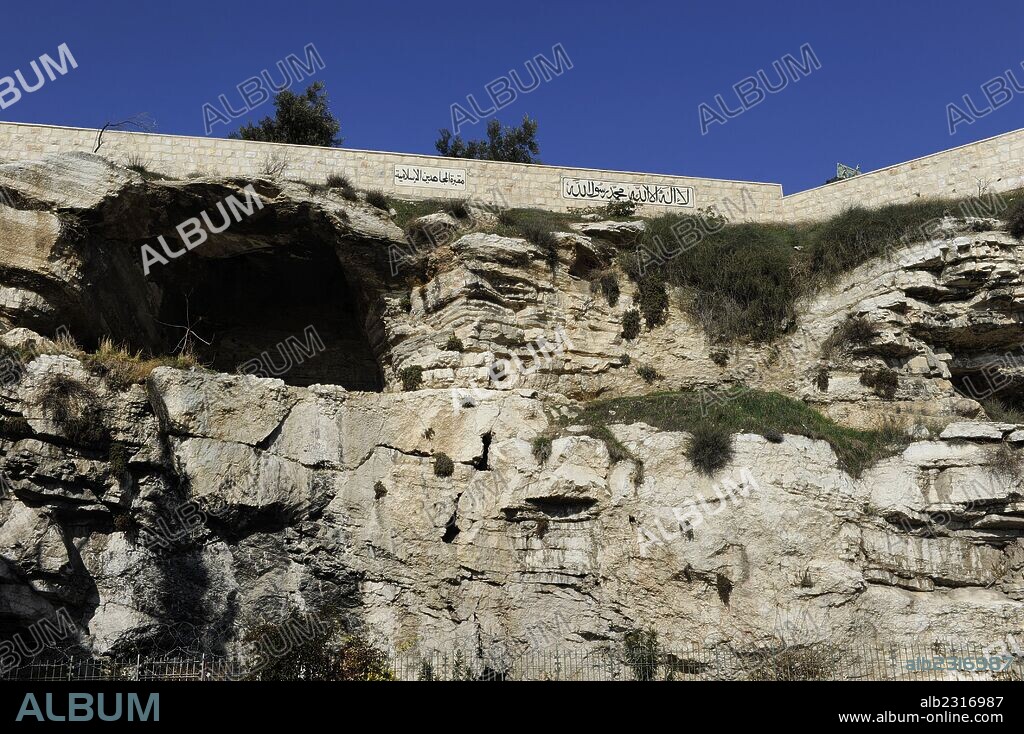 ISRAEL. JERUSALEN. Montículo donde algunas teorías sostienen es el sitio real del Golgota o Monte Calvario donde Jesucristo fue crucificado. En la actualidad es una zona convertida en estación de autobuses árabe en el barrio Bab Alzahara, fuera de las murallas de la Ciudad Vieja.