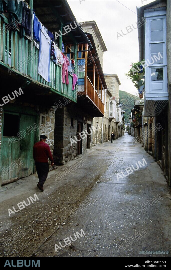 Molinaseca, calle Real; Camino de Santiago.