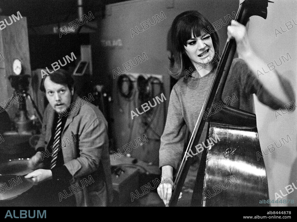 1968-11-26.. INTE BARA FÖR SVENNE UTAN OCKSÅ FÖR SLARK OCH KENNE. Gruppspex i TV.. Sänt första gången 1968-12-14.. Här ses Lena Hansson, skådespelerska, sångerska och musiker, med en basfiol, och Svante Thuresson, sångare, trumslagare och kapellmästare.. Foto: Bo-Aje Mellin / RiR / SVT / Kod: 5600.. Reportage publ. i RiR 51/68 sid. 16-17.. RiR 19278 sv/v neg.
