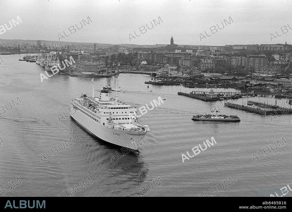 GÖTEBORG 1966-10-27.. Stenas båt Svea i Göteborgs hamn - vi ser även bilfärjan mellan Klippan och Färjenäs. *** Local Caption *** HT - GT - blad 103 Foto: Kamerareportage / TT / Kod: 2524.