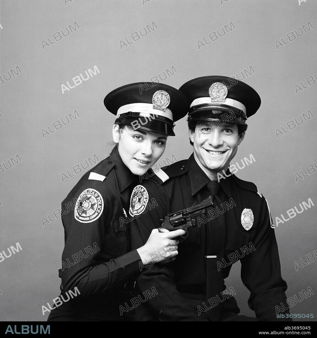 KIM CATTRALL et STEVE GUTTENBERG dans POLICE ACADEMY, 1984, réalisé par HUGH WILSON. Copyright WARNER BROS. PICTURES.