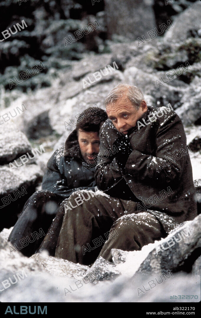 ALEC BALDWIN y ANTHONY HOPKINS en EL DESAFÍO, 1997 (THE EDGE), dirigida por LEE TAMAHORI. Copyright 20TH CENTURY FOX / LEDERER, JOE.