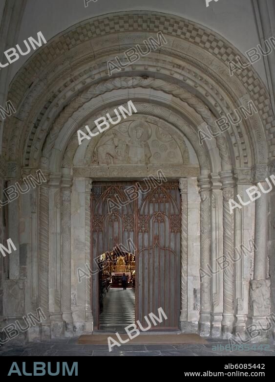Millstatt (Kärnten, Österreich), Stift Millstatt (Vorgängerbau, Kirche, 8./9.Jh., ehem. Benediktinerkloster, gegründet vor 1122 (um 1070?), 1773 als Kloster aufgegeben), ehemalige Stiftskirche St. Salvator u. Allerheiligen (letztes Drittel 12. Jahrhundert), Westportal (1170, im 13.Jh. erweitert).-Ansicht.-/ Foto, 2008.
