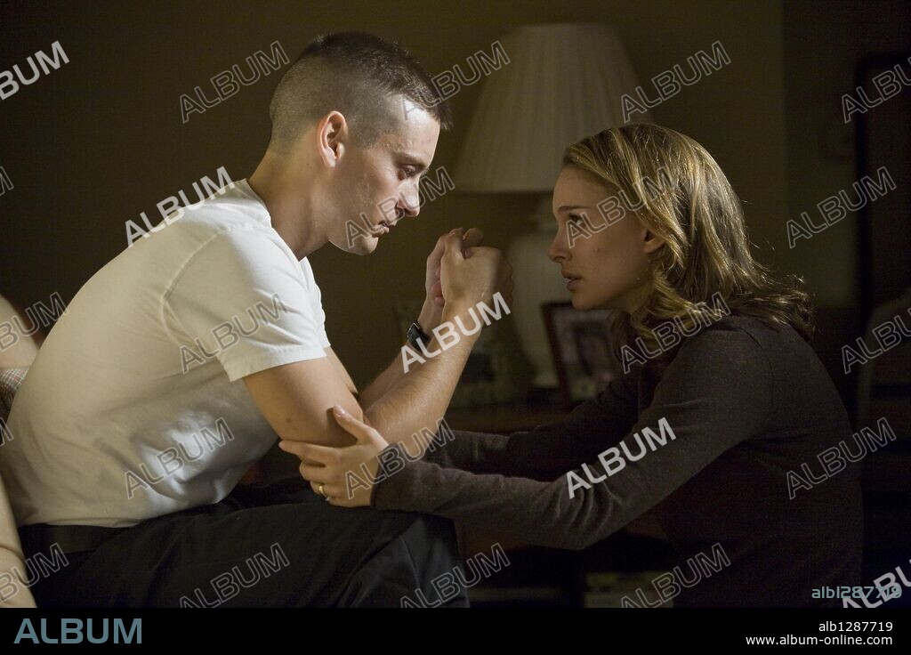 NATALIE PORTMAN y TOBEY MAGUIRE en BROTHERS [HERMANOS], 2009 (BROTHERS), dirigida por JIM SHERIDAN. Copyright PALOMAR PICTURES.