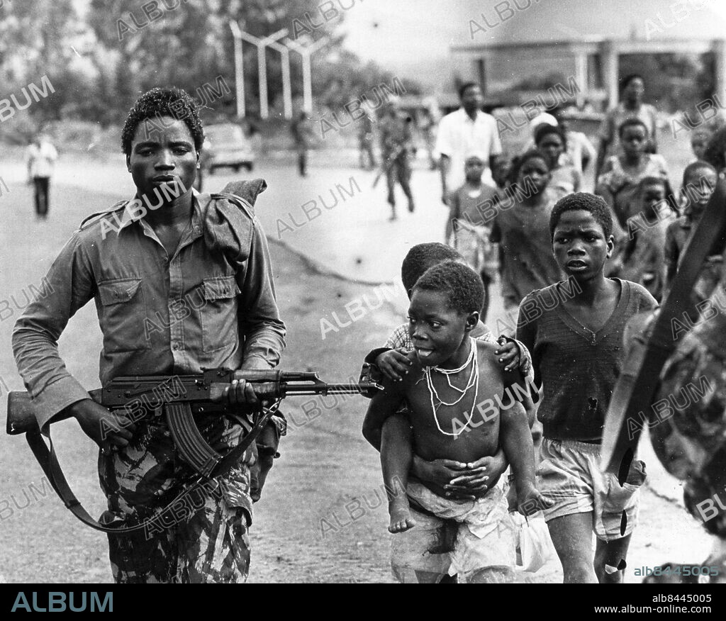 Huambo 1976-01-31. Angolan civil war. The entry into Huambo took place in the middle of the day, after a massive military advance. The MPLA has prepared the people of "Unitaland" by radio and flyers that they will soon be liberated. A marching MPLA soldier (pictured) is admired by the people of a village.. Photo: Sven-Erik Sjoberg / DN / TT / Code: 53.